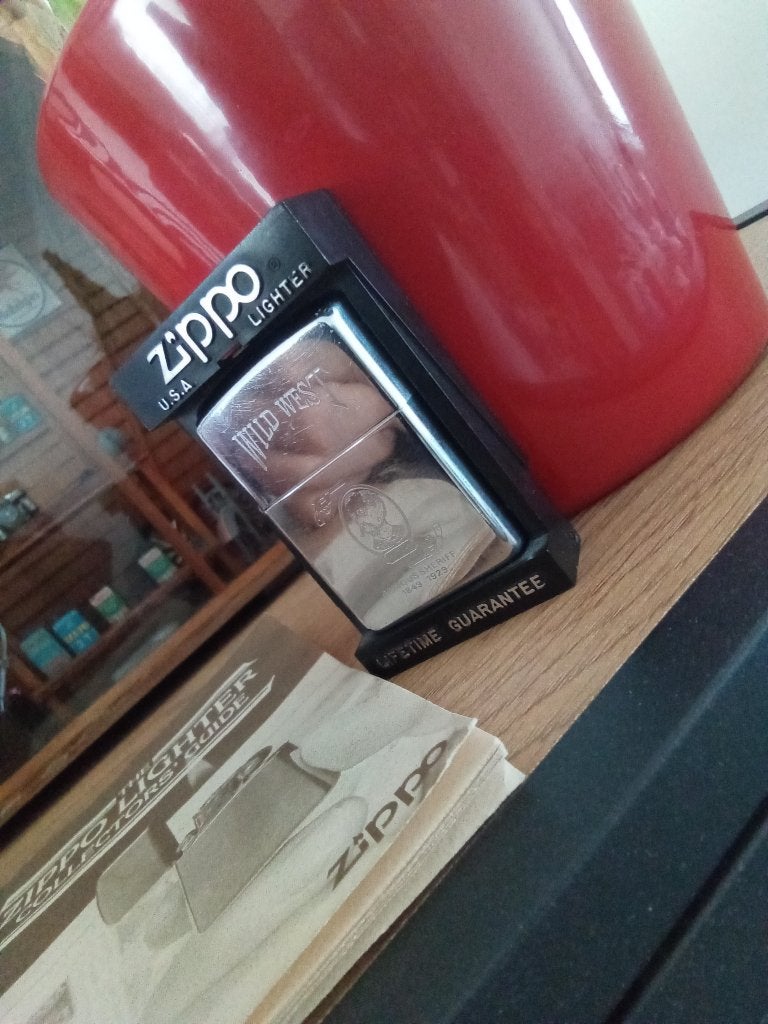 Zippo Wild West & The Zippo Lighter Collectors' Guide, Collections, Enlèvement, Utilisé, Briquet