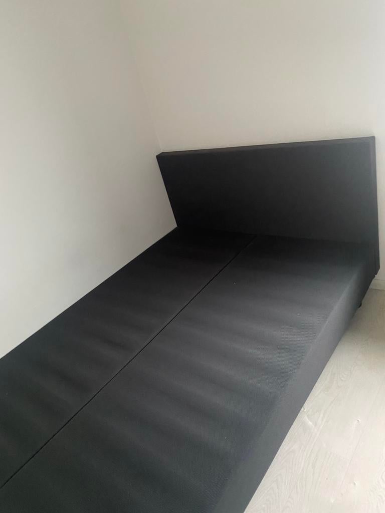 Lit avec sommier à ressorts 140 X 200, Maison & Meubles, Enlèvement, 200 cm, Noir, 140 cm