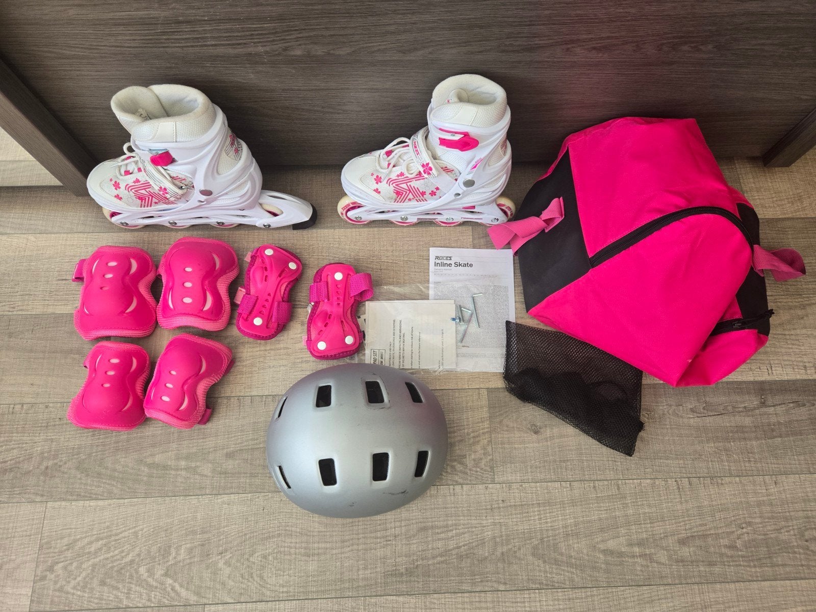Complete roze-witte skeelerset voor kinderen–met bescherming, Kinderen en Baby's, Ophalen of Verzenden, Kinderen