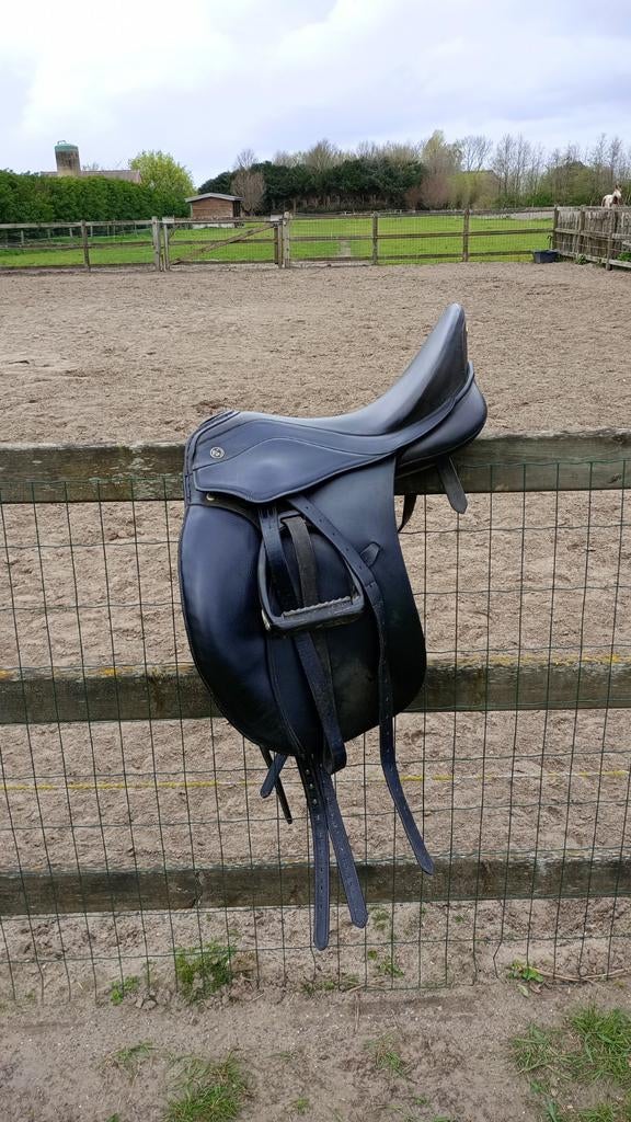 Kieffer Inzell 17inch dressuurzadel, Dieren en Toebehoren, Ophalen