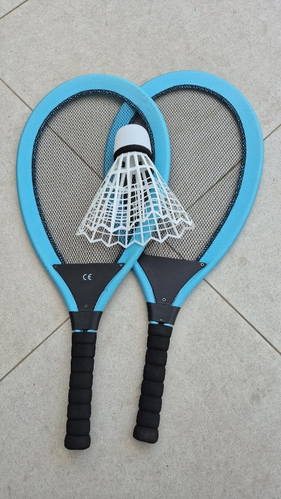 Twee lichtgewicht badmintonrackets (65 cm lang) in een hoes, Sport en Fitness, Tennis, Ophalen, Zo goed als nieuw, Racket, Overige merken