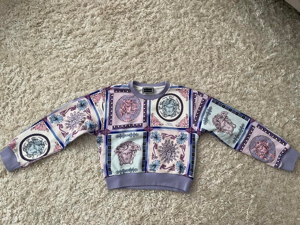 Young Versace trui, Enfants & Bébés, Enlèvement, Comme neuf, Fille, Pull ou Veste