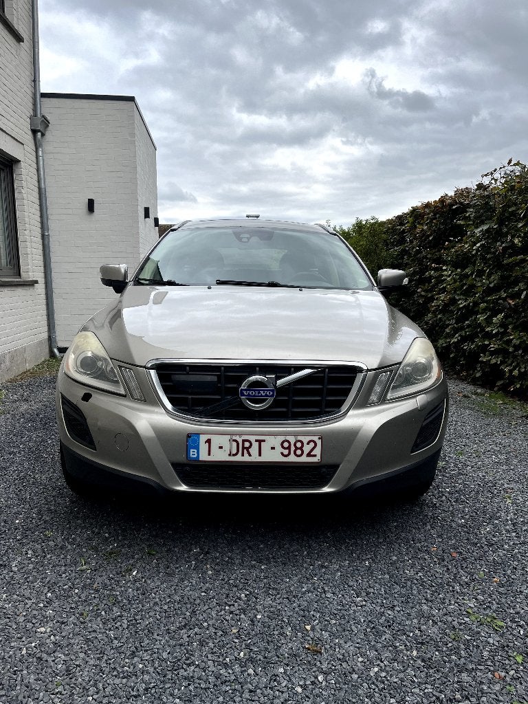 Volvo XC60 D3 2.4 AWD Momentum Geartronic (2011), Auto's, Automaat, Euro 5, Zwart, Bruin