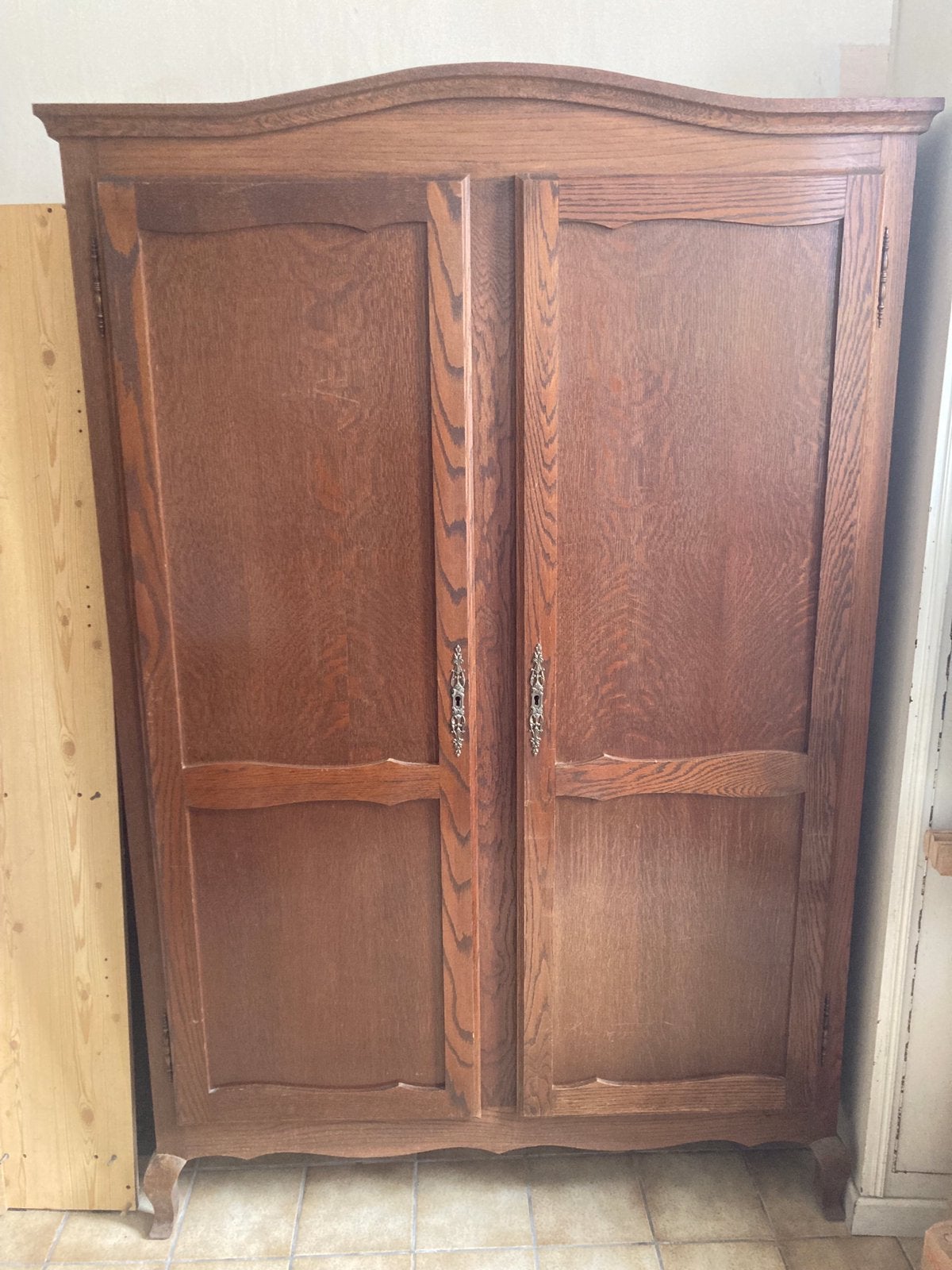 Garde-robe en bois, Enlèvement
