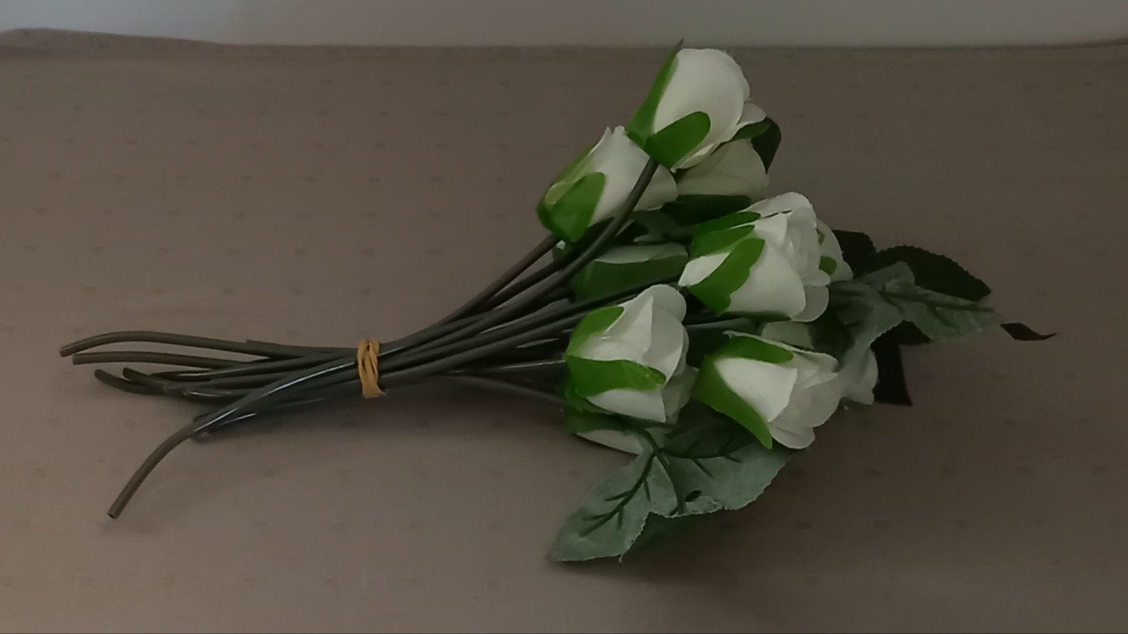 Boeketje kunstbloemen witte rozen., Ophalen