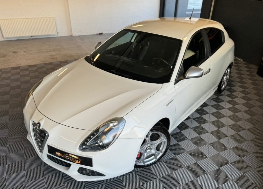Alfa Romeo Giulietta Quadrifoglio 1.7TBi CT OK 1 jaar garant, Auto's, Alfa Romeo, Voorwielaandrijving, Zwart, 4 cilinders, Wit