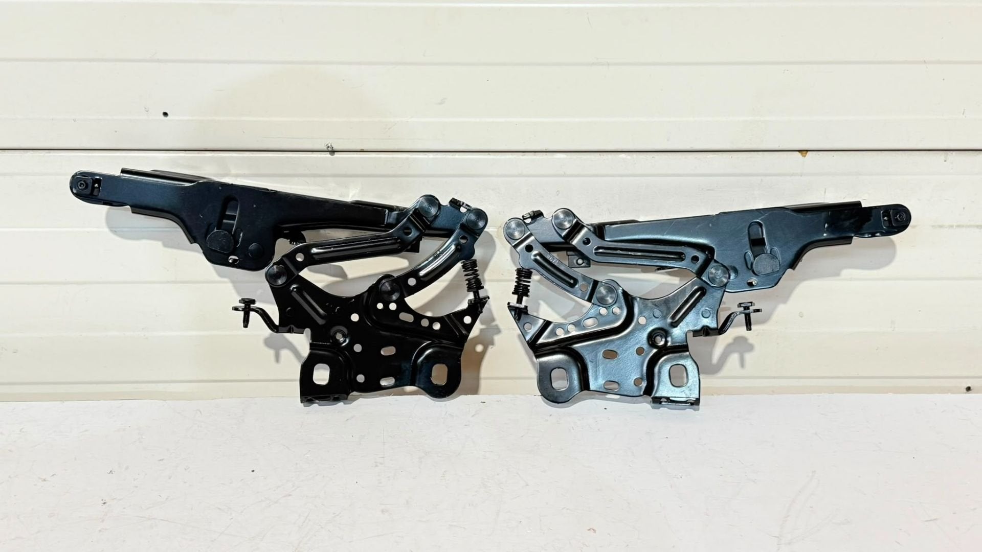 Charni res de capot gauche et droite pour Mini Cooper F65 F6, Customer.service@mini.co.uk, BMW AG, Petuelring 130
80788  Munich, DE