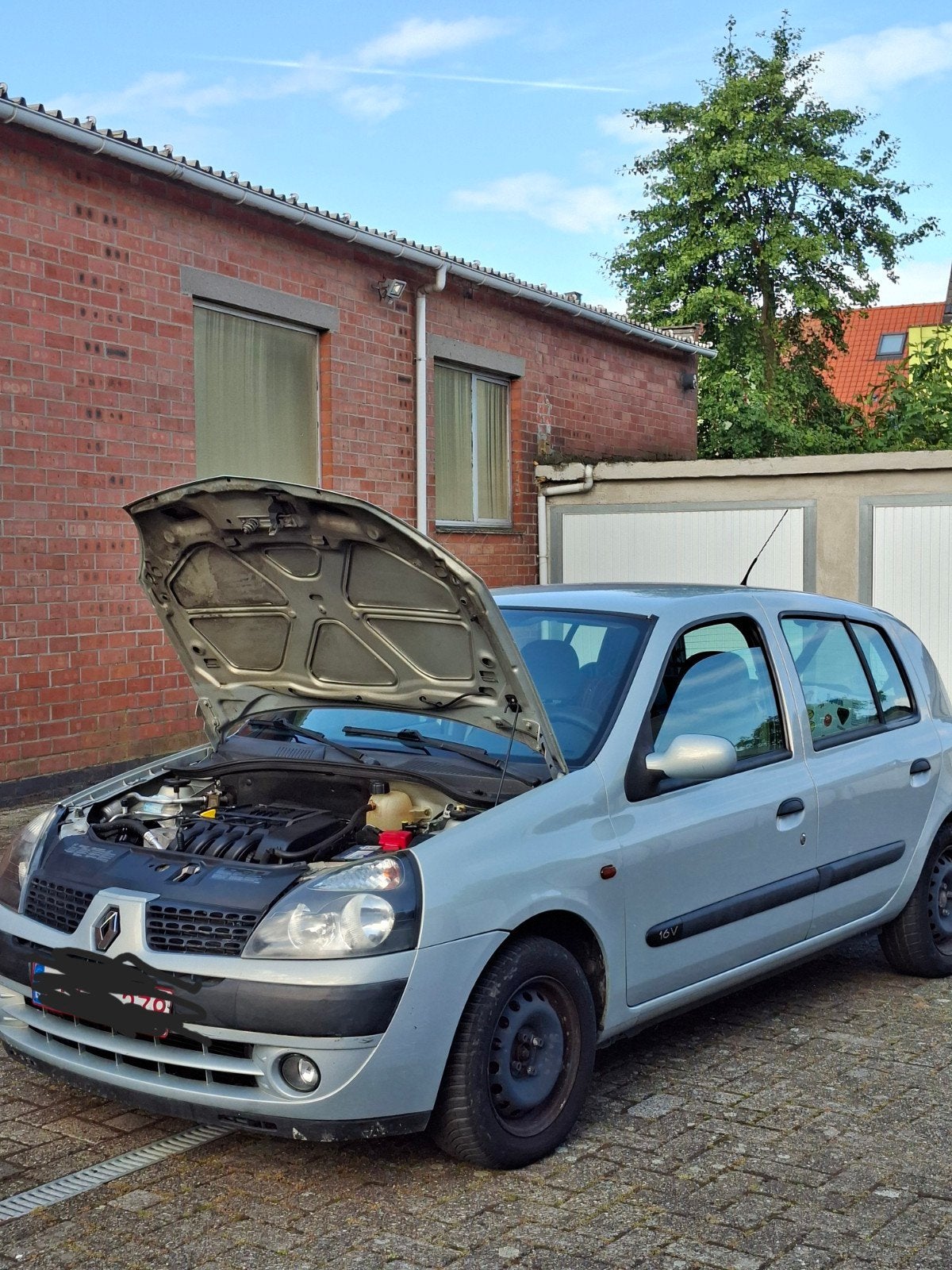 Renault Clio 12V 2002 127300 km ,zo mee te nemen!, Auto's, Stof, Handgeschakeld, Euro 4, Zilver of Grijs