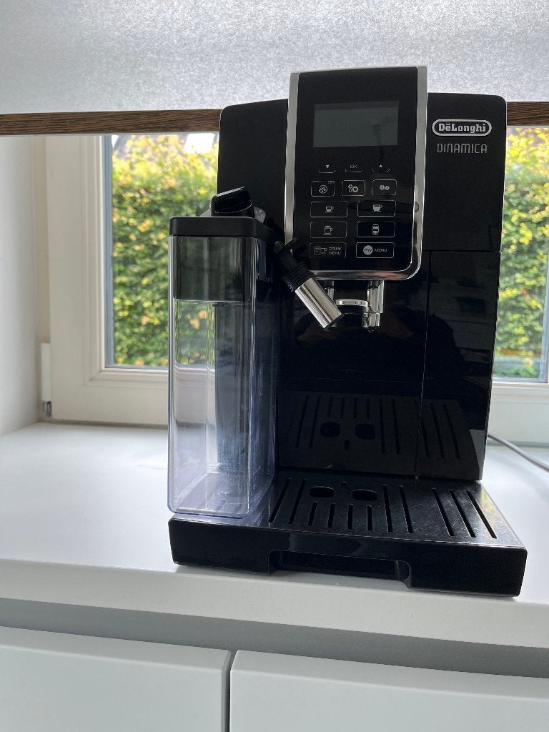 Delonghi Dinamica koffiemachine -Weinig Gebruikt, Elektronische apparatuur, Koffiezetapparaten, Ophalen, Afneembaar waterreservoir