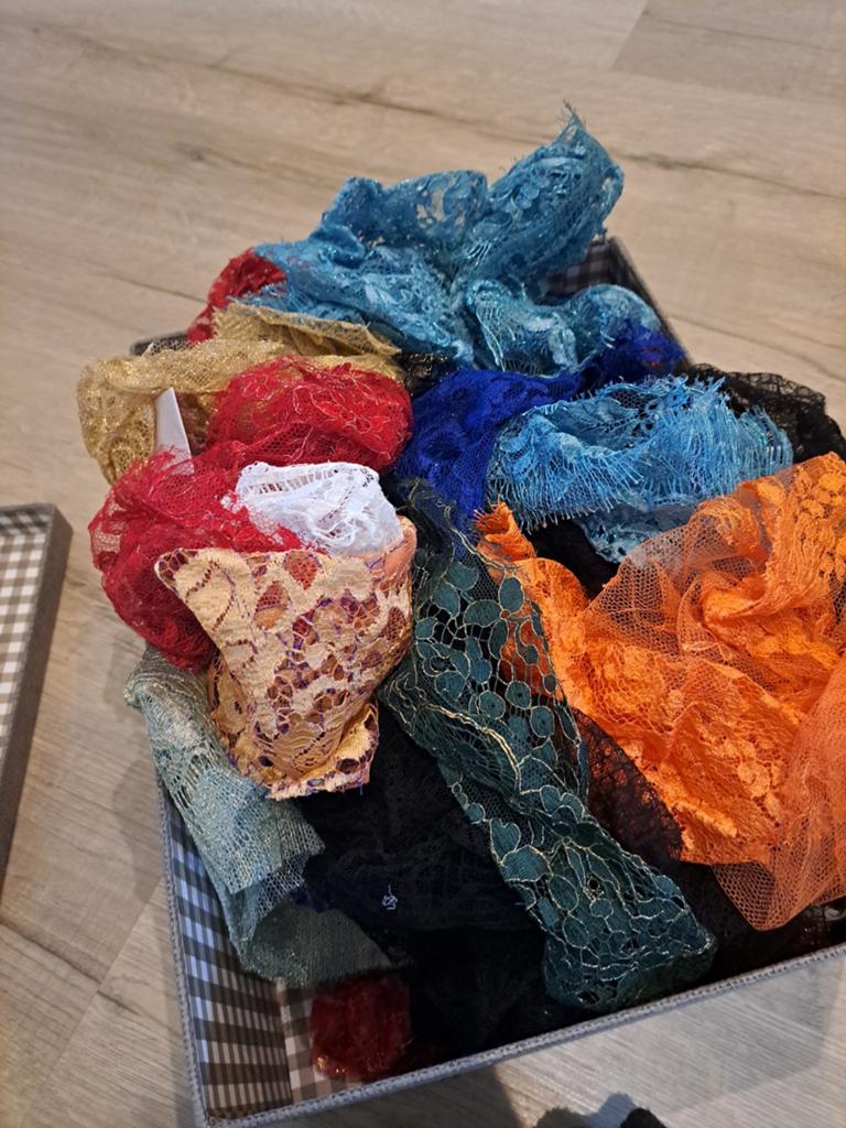GRATIS, restjes kant in verschillende kleuren, Hobby en Vrije tijd, Ophalen