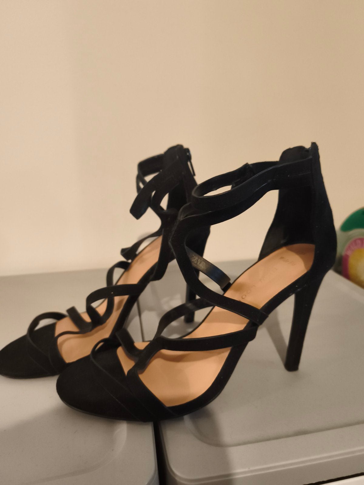 Sandales à talons hauts, Enlèvement