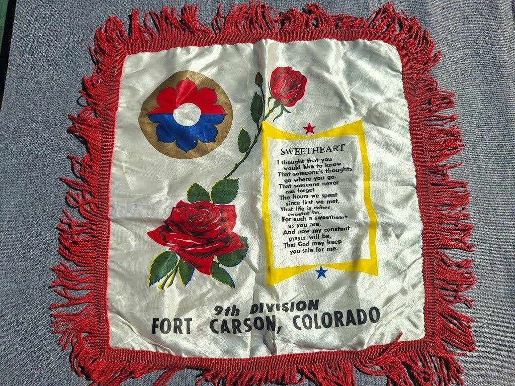 Kussenhoes Sweetheart 9TH DIVISION FORT CARSON +/-1956 TBE, Ophalen of Verzenden, Landmacht, Embleem of Badge