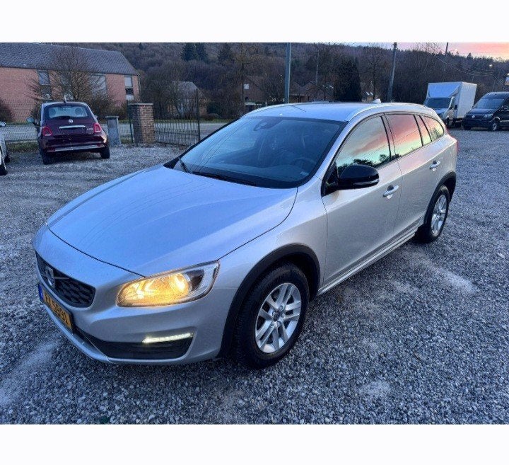 Volvo V60 country prix export, Autos, Volvo, Cuir, Argent ou Gris, 110 kW, Entreprise