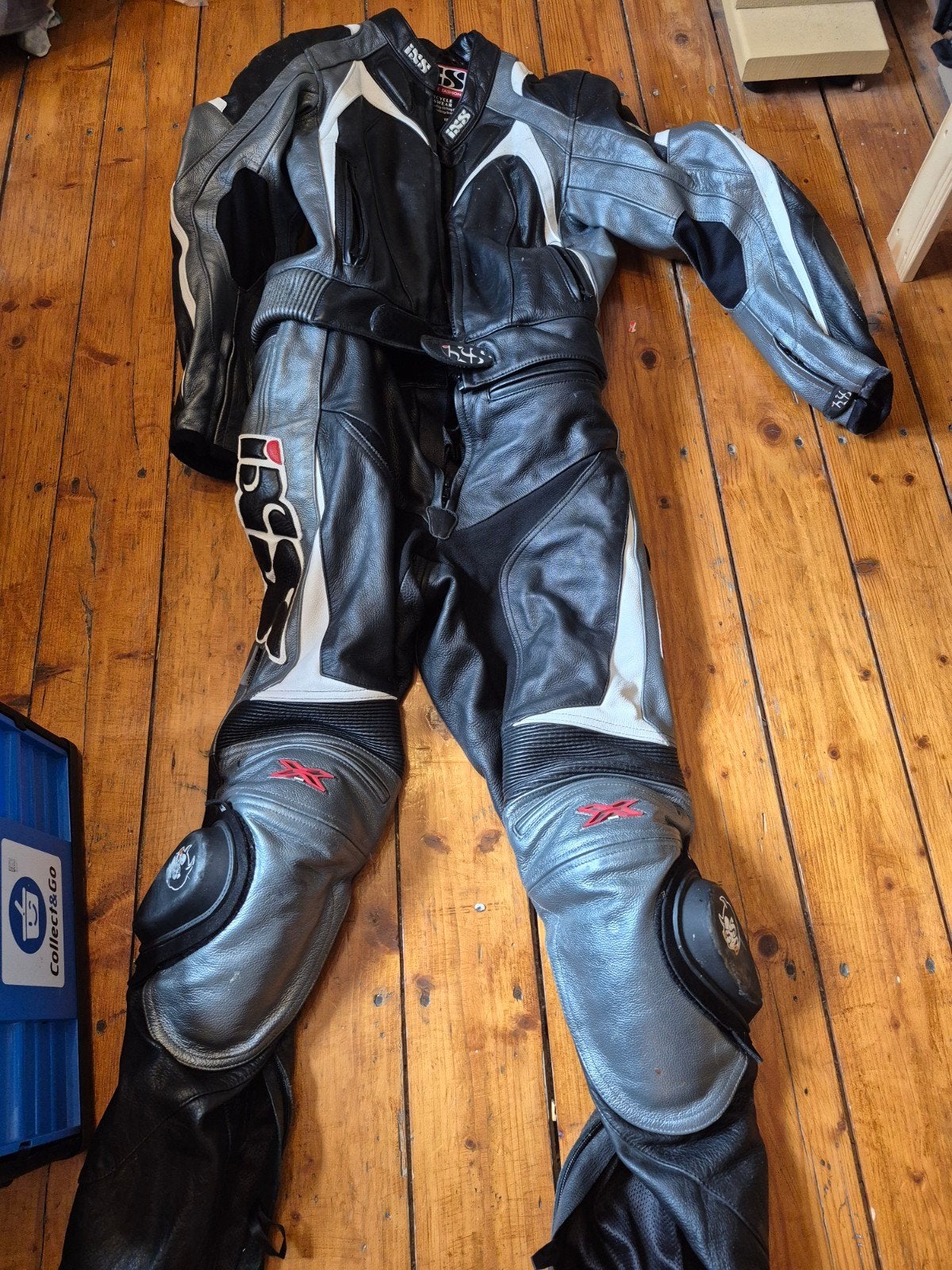 Ixs leren motorpak, Ophalen