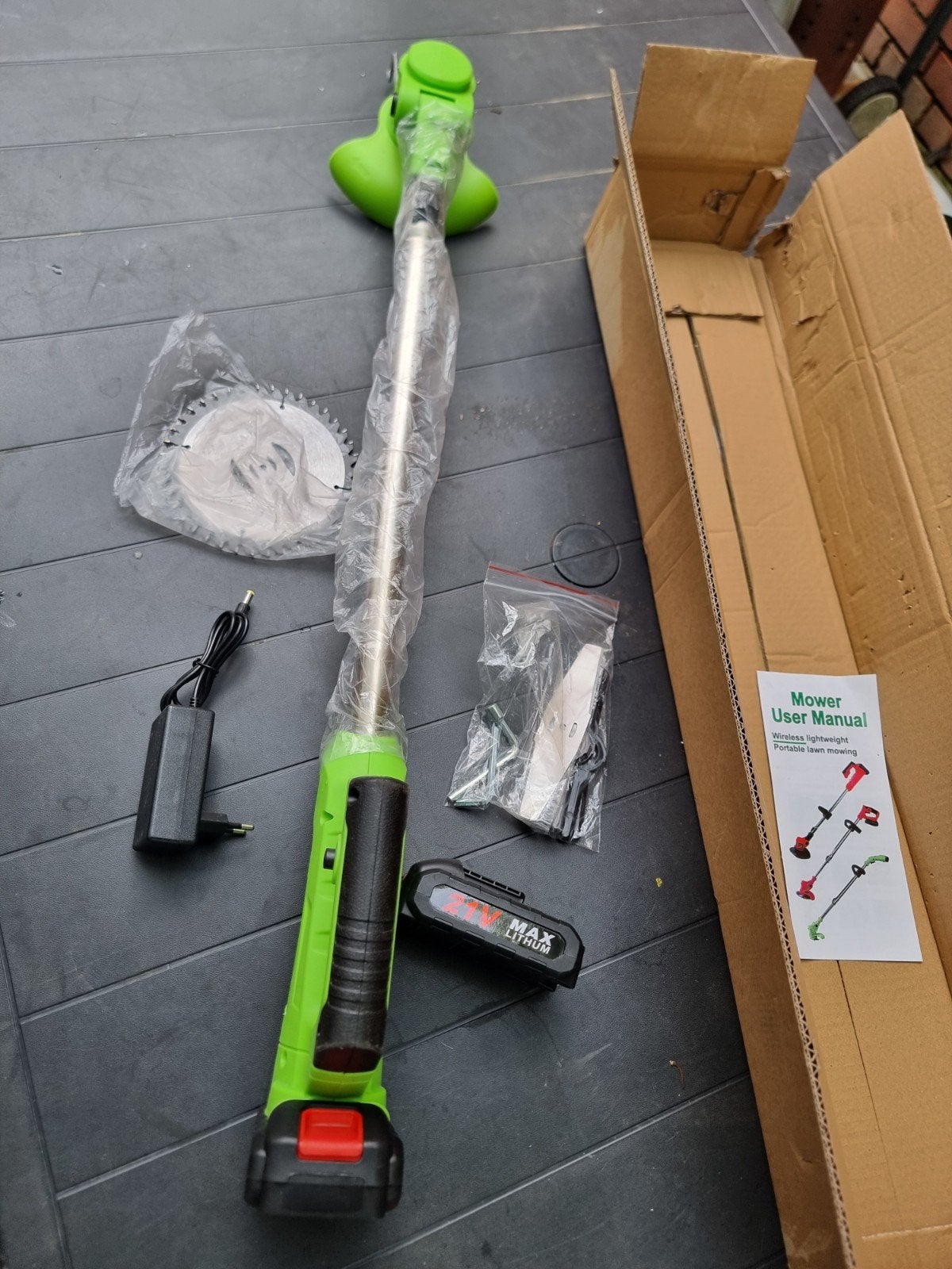 Grastrimmer met 2 accu + oplader

Nieuw!

Nog in de doos!, Ophalen