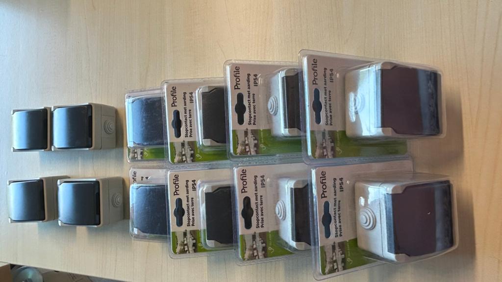 Nieuwe Profile IP54 stopcontacten 11 stuks, Doe-het-zelf en Bouw, Elektriciteit en Kabels, Ophalen, Nieuw, Stopcontact