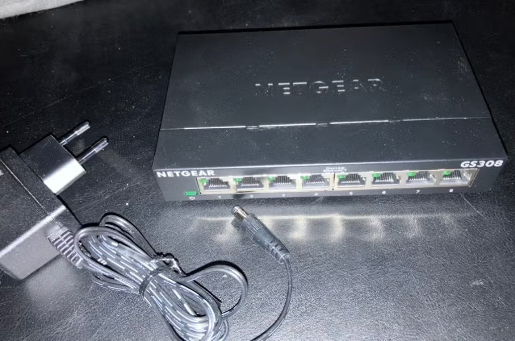 Netgear GS-108 8-port Gigabit Switch nieuwstaat, Computers en Software, Netwerk switches, Ophalen, Zo goed als nieuw