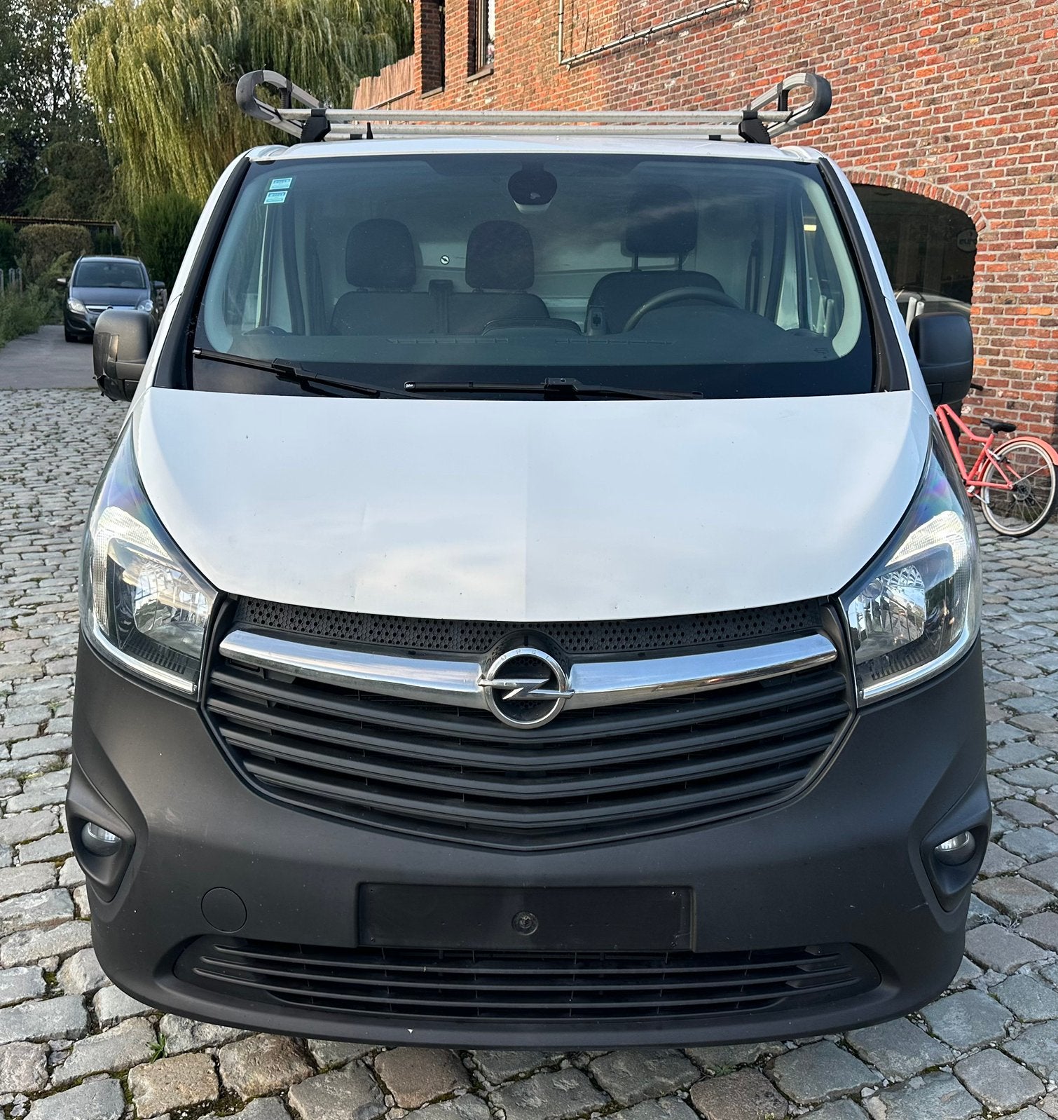 Opel vivaro lichte vracht/3 zit/dakrek/camera/trekhaak/navi, Auto's, Voorwielaandrijving, Dealer onderhouden, Stof, 170 g/km