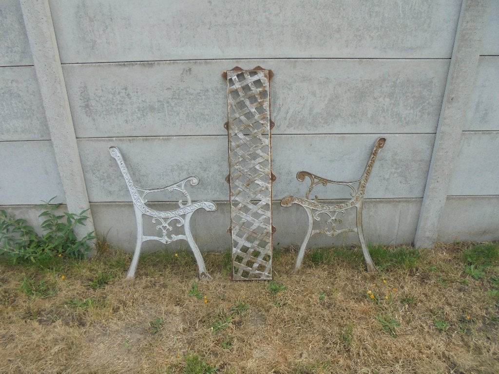 2 oude poten + gietijzeren rugleuning van een tuinbank, Tuin en Terras, Tuinbanken, Ophalen, Gebruikt, Metaal