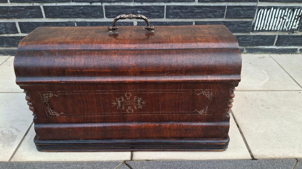 Antiek naaimachine in houten koffer., Ophalen