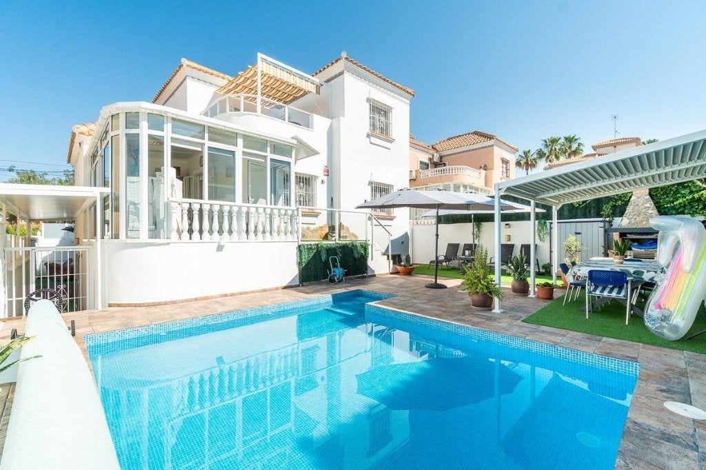 Villa met zwembad en gastenverblijf in Villamartin, Immo, Buitenland, Spanje, Woonhuis, 118 m², Overige