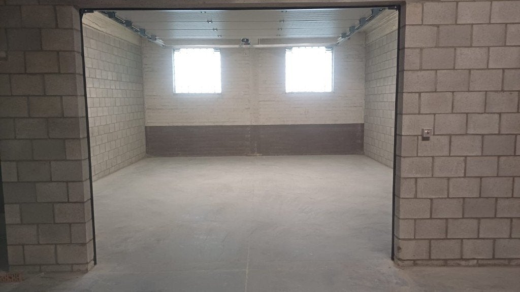Magazijn te huur in Kapellen 140m² en 55m²