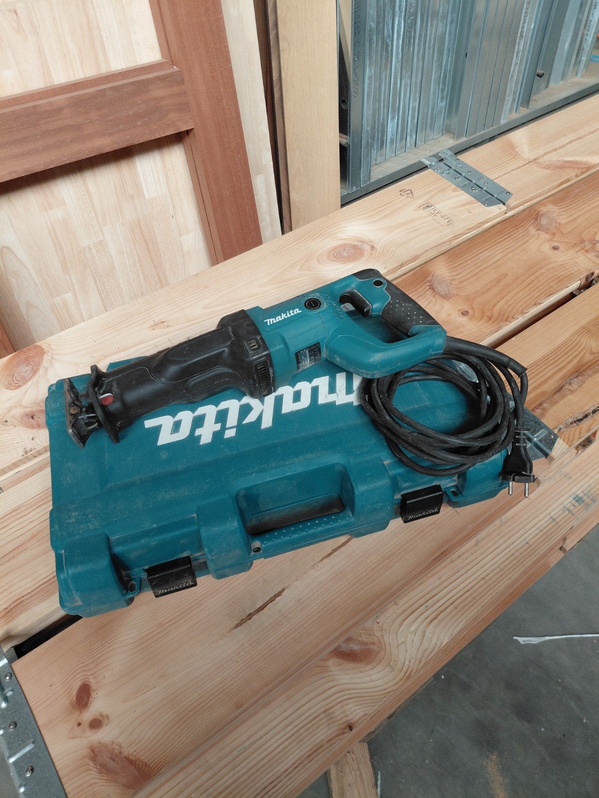 makita reciprozaag met kabel, MAKITA, 600 tot 1200 watt, Ophalen of Verzenden, Zo goed als nieuw
