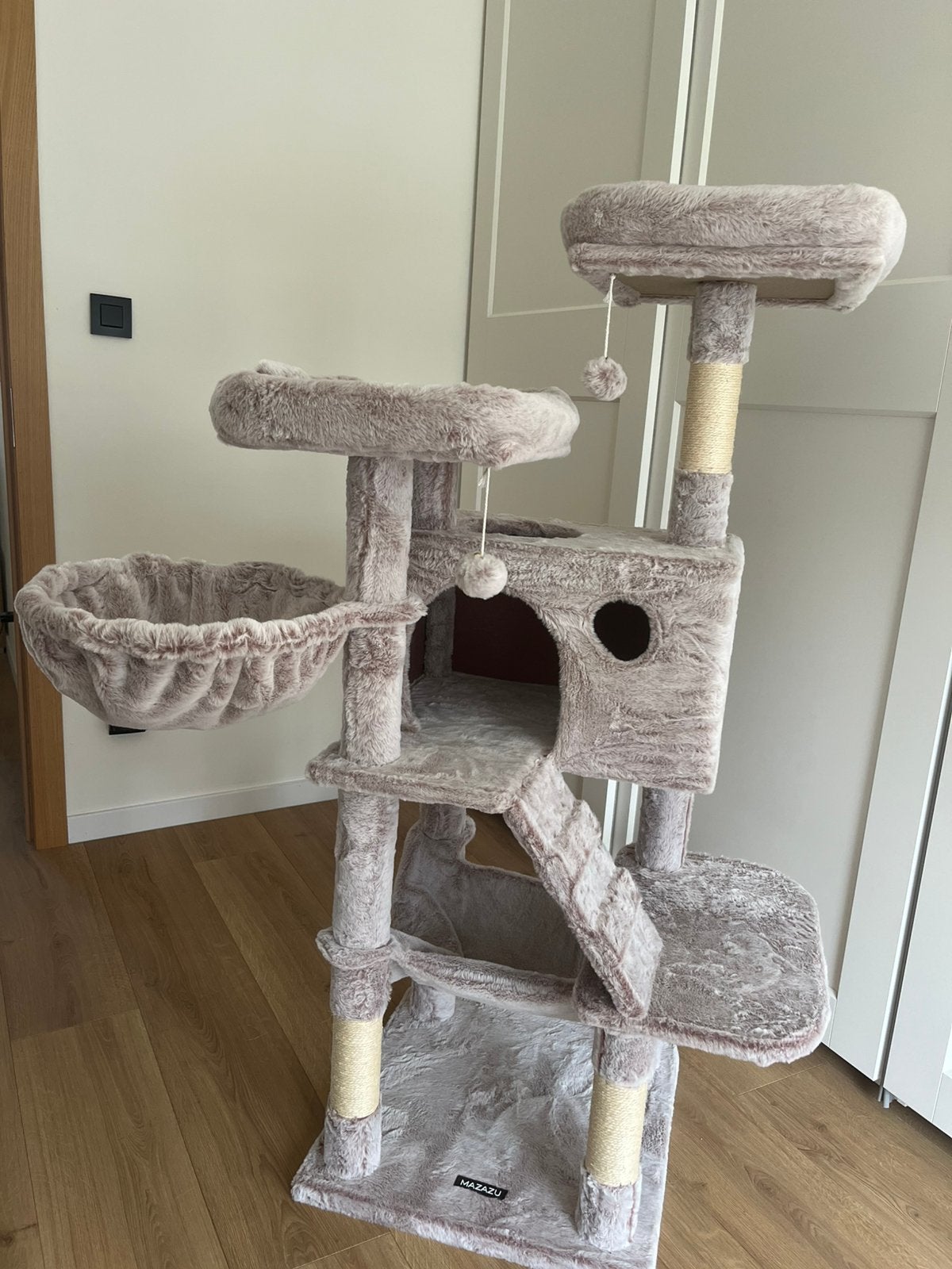 Arbre à chat - niche pour chat - mazazu taupe, Animaux & Accessoires, Enlèvement, Neuf, Griffoir
