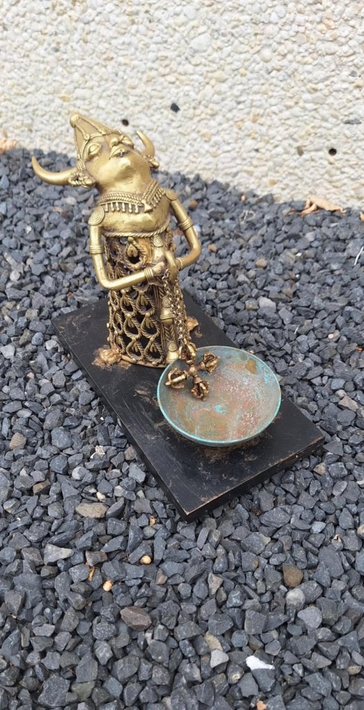 Bronzen Heilig Water Drager met een schaal en een vajra., Enlèvement ou Envoi