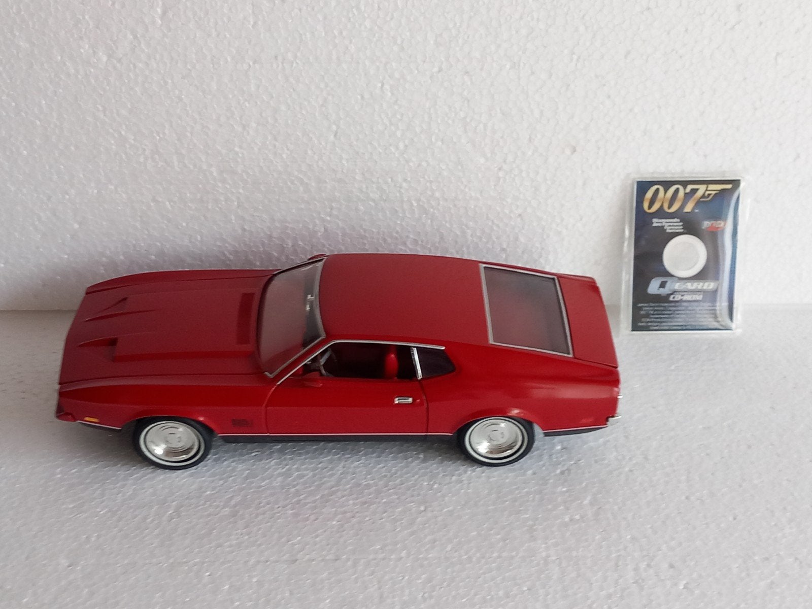 FORD MUSTANG MACH1 .JAMES BOND . ERTL 1/18, Enlèvement ou Envoi