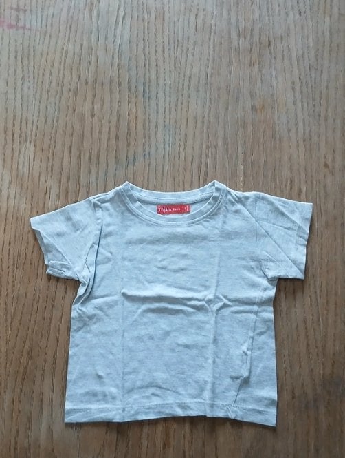 Tissaia Lichtgrijs T-shirt Korte Mouwen (Maat 104 / 4 jaar), Gebruikt, Jongen of Meisje, Tissaia, Ophalen of Verzenden