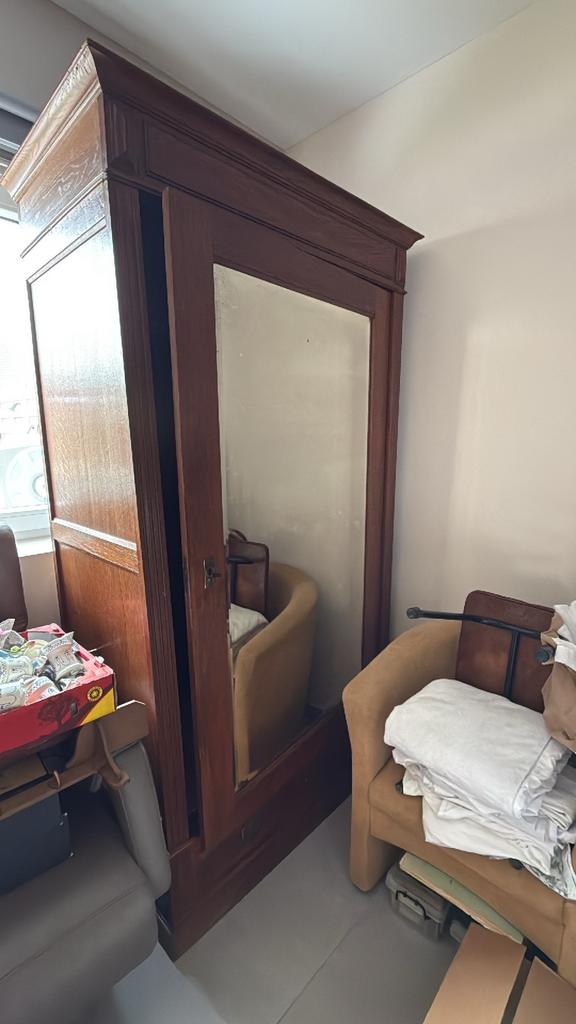 Oude kast met grote spiegel/ andere oude kast, Enlèvement