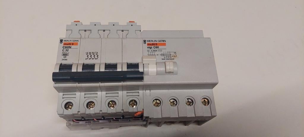 Differentieelschakelaar 300mA/ automaat 4p 32A, Doe-het-zelf en Bouw, Ophalen of Verzenden, Schakelaar
