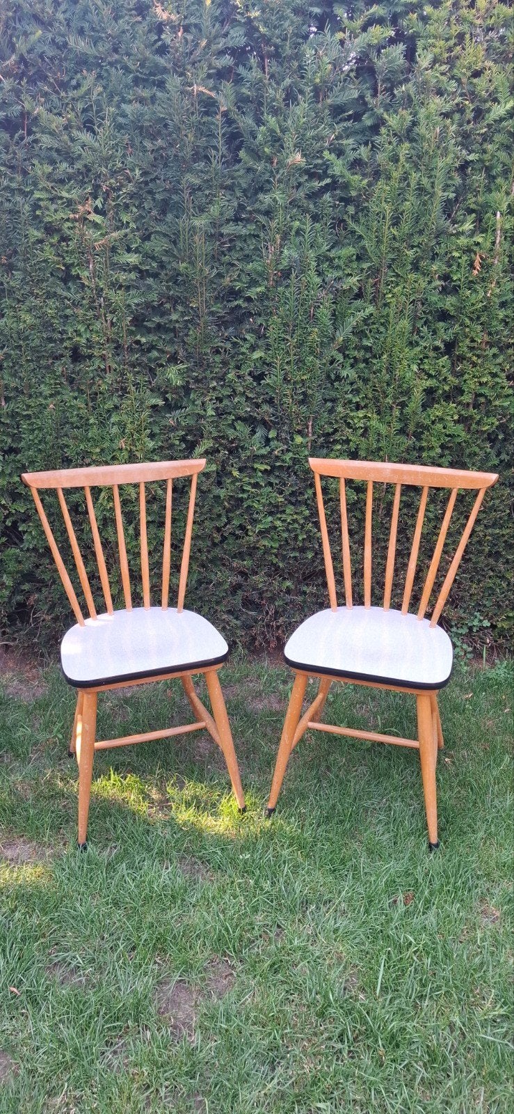 Chaises en bois, Enlèvement