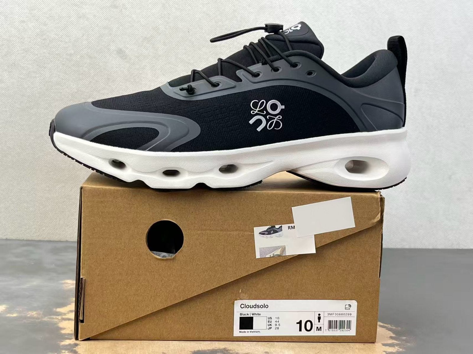 ON Cloudsolo Sneakers Zwart/Wit-Maat 44 + doos + en de rest, Verzenden, Zwart, Zo goed als nieuw, Sneakers