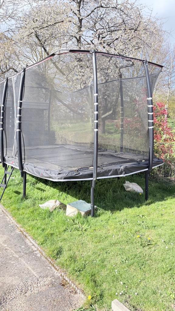 Trampolines, Enlèvement, Utilisé