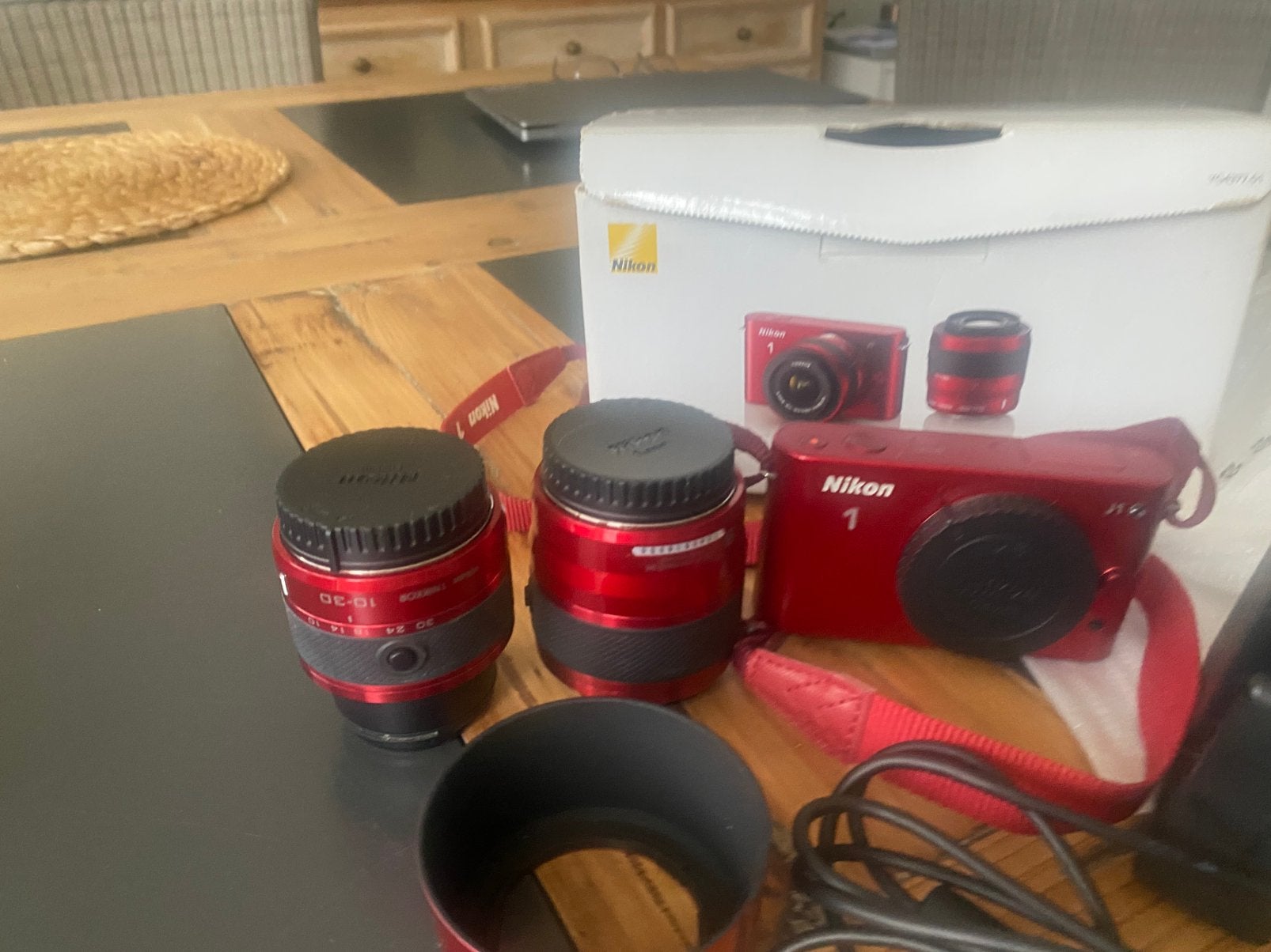 Nikon 1 J1 Rouge + Objectifs - Seulement 816 décl. !, Ophalen, Zo goed als nieuw, Nikon, Zonnekap
