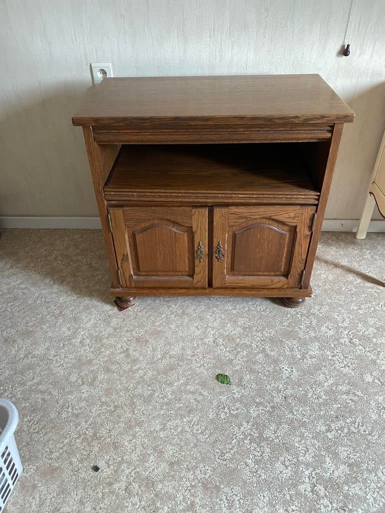 Tv tafel met klein kastje, Ophalen, Zo goed als nieuw