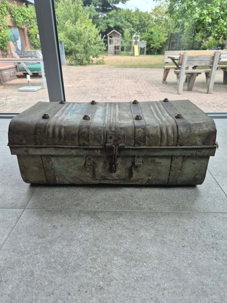 Antieke metalen koffer, Enlèvement