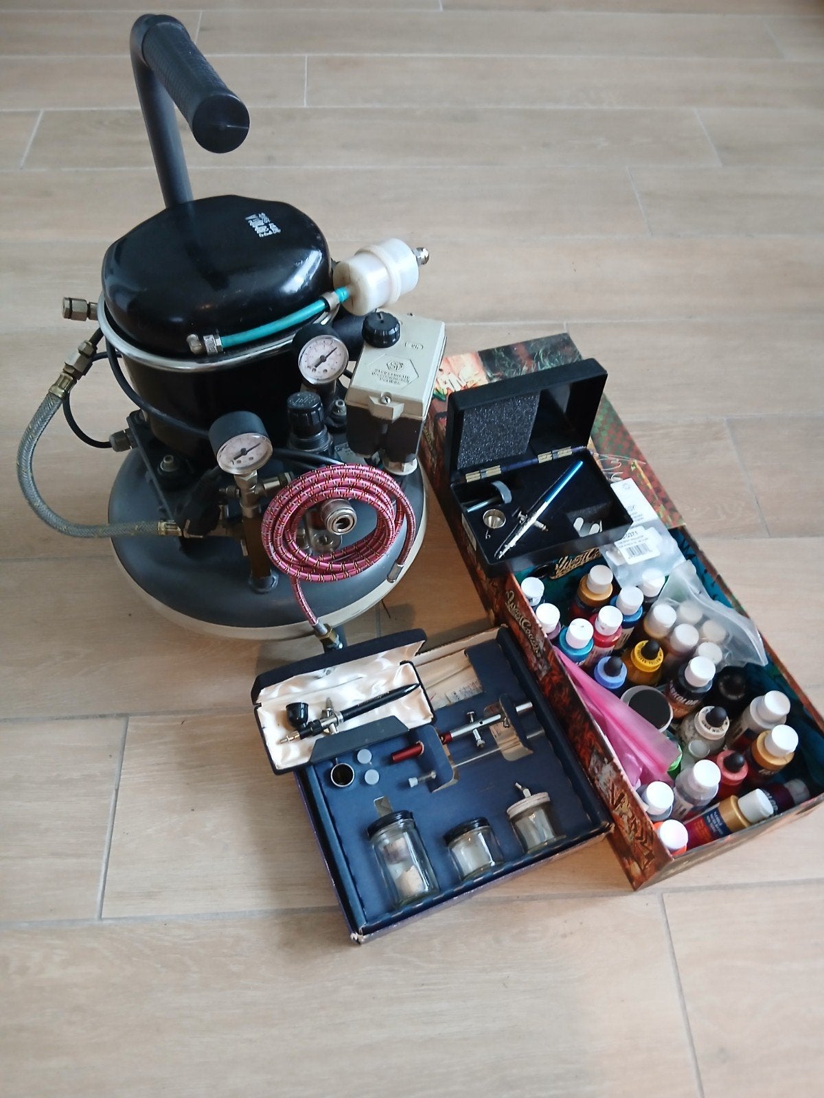 Airbrush compressor met pistolen, Ophalen