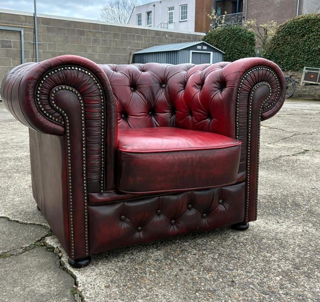 Mooie lederen Chesterfield clubfauteuil in oxblood red, Ophalen, Leer, Chesterfield, mancave, oxblood