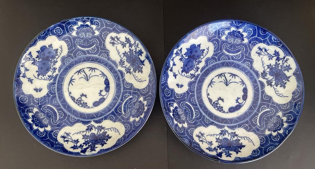Paire assiettes porcelaine bleu/blanc, Japon, fin ère Meiji, Enlèvement ou Envoi