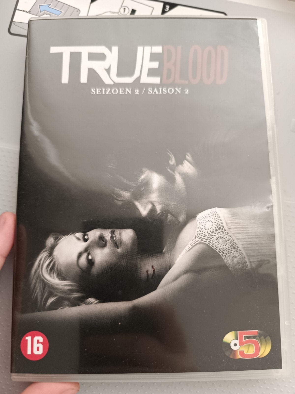 Saison 2 de la série True Blood, Comprend un boîtier, Enlèvement ou Envoi, Autres genres, À partir de 16 ans