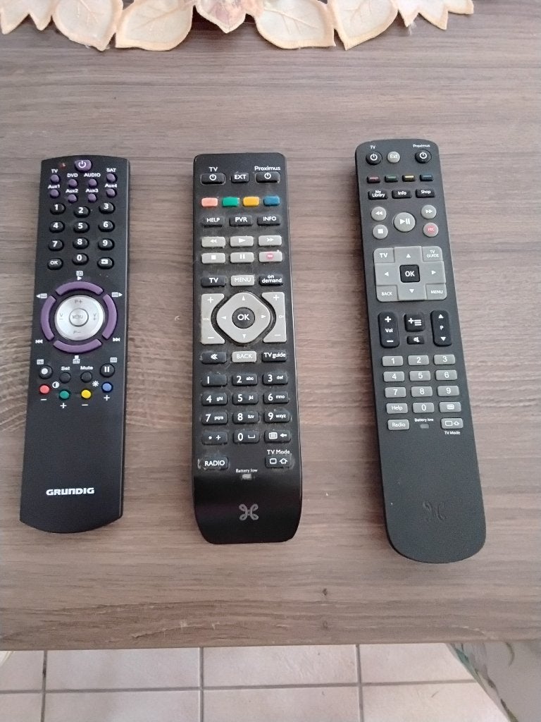 Afstandbediening 3 stuks wernken met bateryen 5 euro, TV, Hi-fi & Vidéo, Télécommandes, Enlèvement, Comme neuf, TV