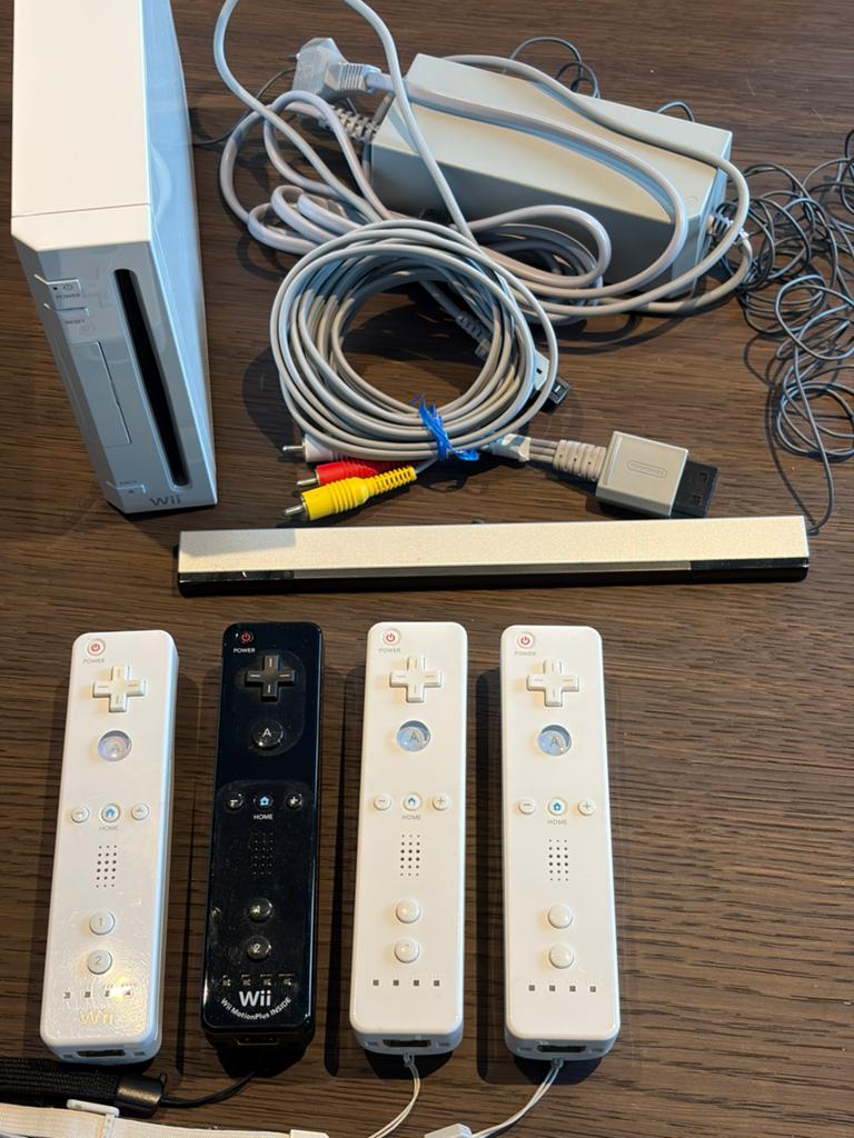 Complete wii spelconsole set (wit), Games en Spelcomputers, Ophalen of Verzenden, Gebruikt, Met 3 controllers of meer, Met stuurtje