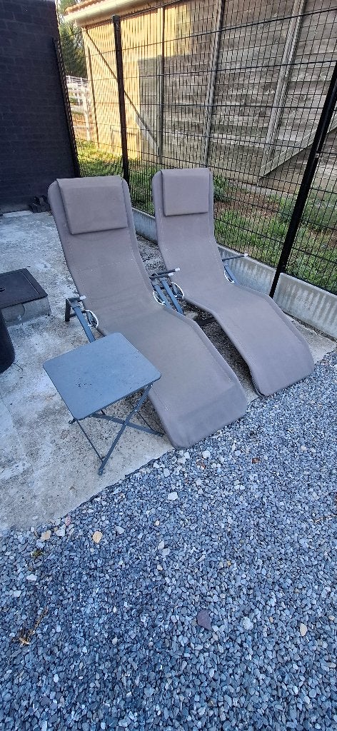 2 transats + petite table, Enlèvement, Utilisé, Pliant