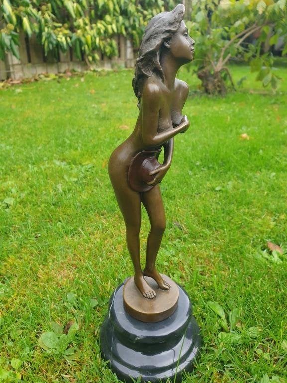 Bronzen beeld van een pikante , erotische vrouw, Enlèvement ou Envoi, Statue, Femme