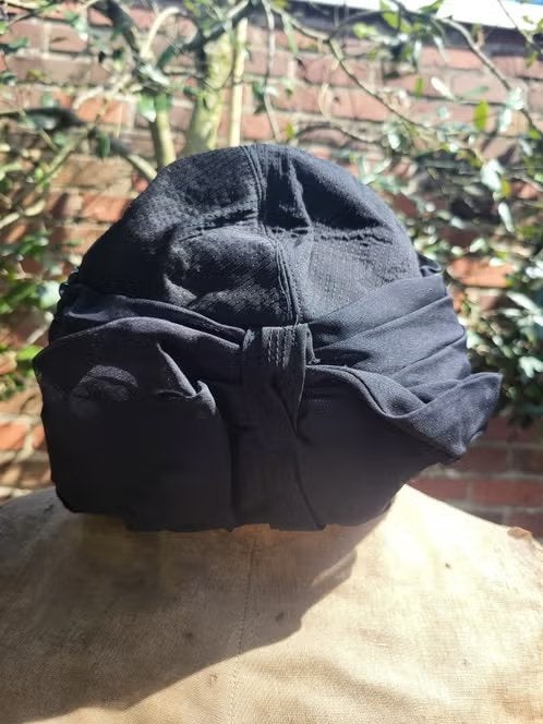 Magnifique chapeau noir vintage avec bouton — Marque : Esdel, Enlèvement ou Envoi