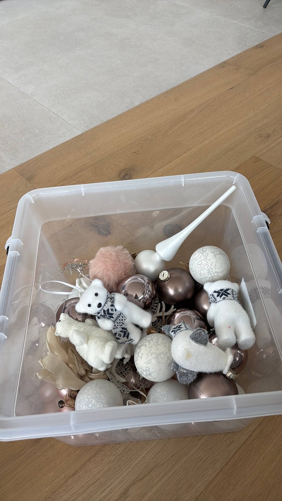 Doos met kerstballen ( wit, goud en roze) compleet, Huis en Inrichting, Ophalen, Zo goed als nieuw