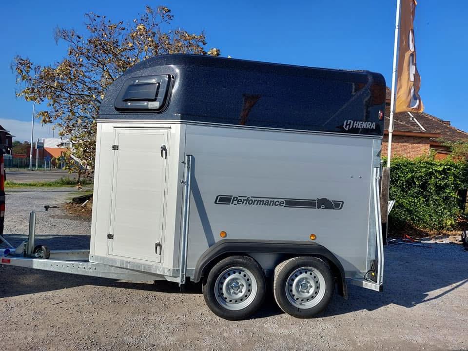 Henra Performance, zonder zadelkamer en zonder reservewiel, Dieren en Toebehoren, Ophalen, Gebruikt, Aluminium, 2-paards trailer